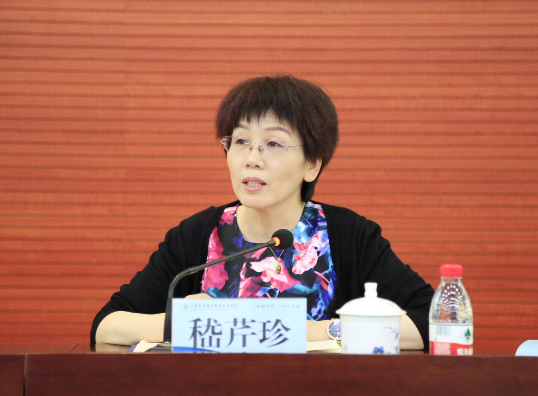 副院长嵇芹珍主持报告会