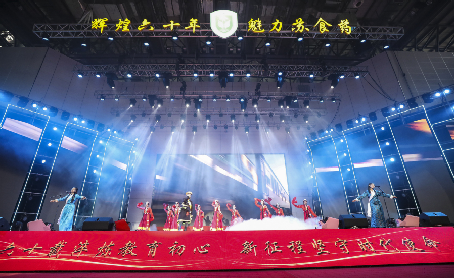 舞蹈视频女生元旦晚会 fcb3d0b5-5c2c-46ea-83fe-bd2e12e1a3fa.jpg