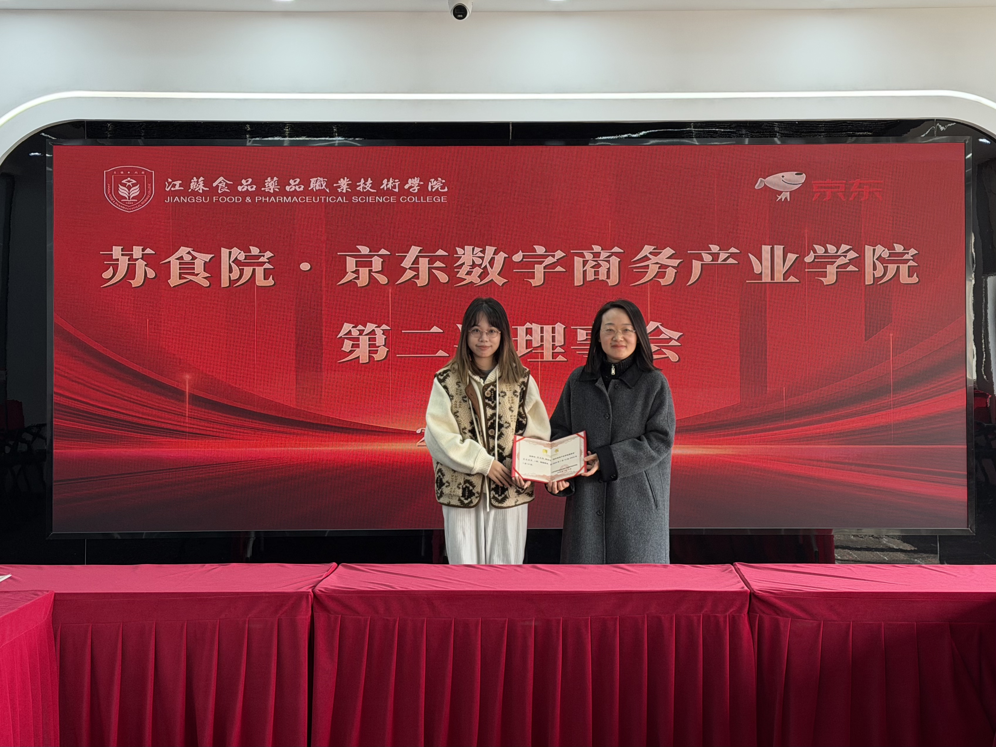 张荣院长为江苏卡蒂罗网络科技有限公司代表颁发常务理事聘书 张荣院长为江苏卡蒂罗网络科技有限公司代表颁发常务理事聘书