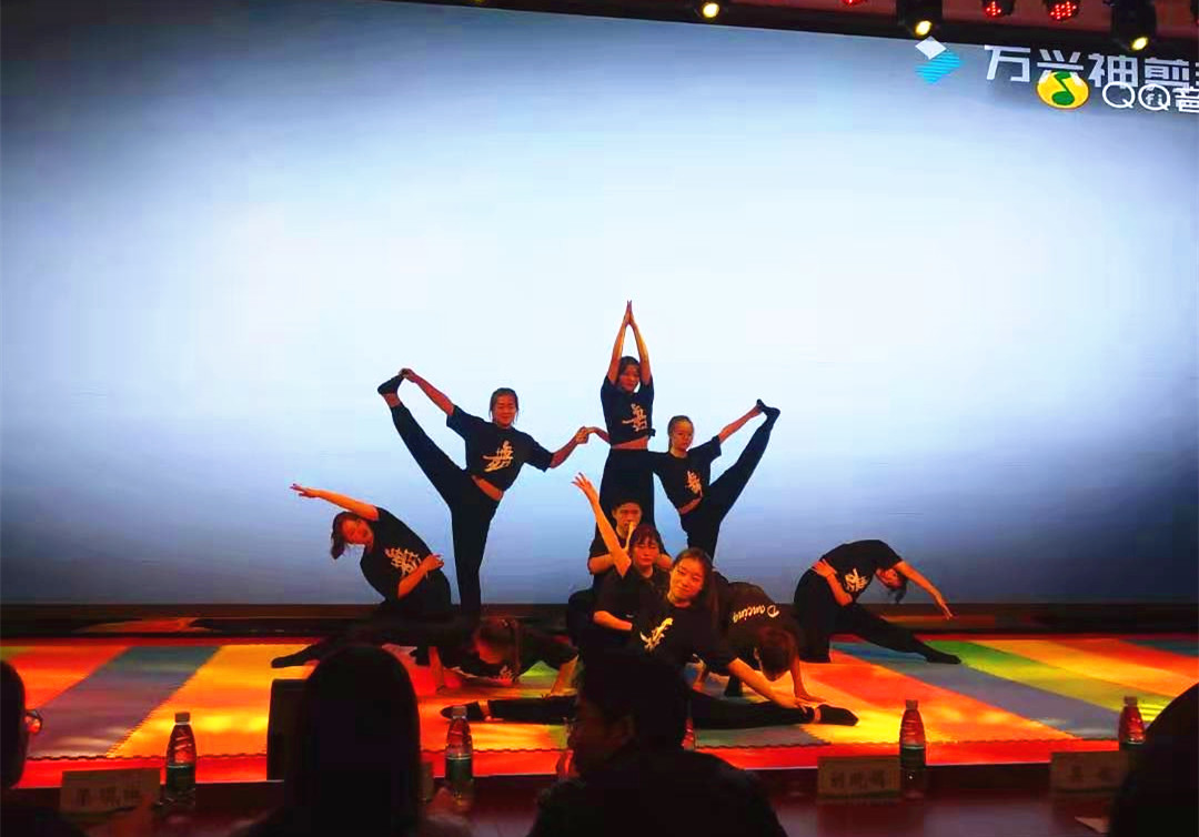 “歌瑞亚杯”湖北省体育舞蹈公开赛（站）在咸宁市金叶体育馆拉开帷幕