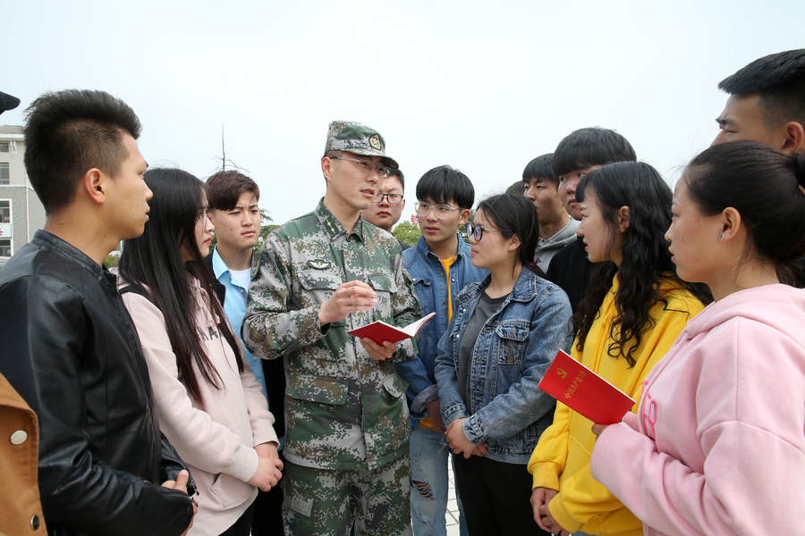 拥军社团部分师生前往驻淮73106部队参加军事日活动