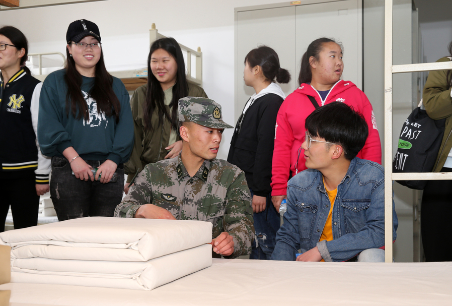 拥军社团部分师生前往驻淮73106部队参加军事日活动