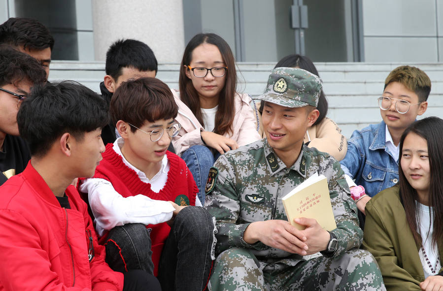 拥军社团部分师生前往驻淮73106部队参加军事日活动