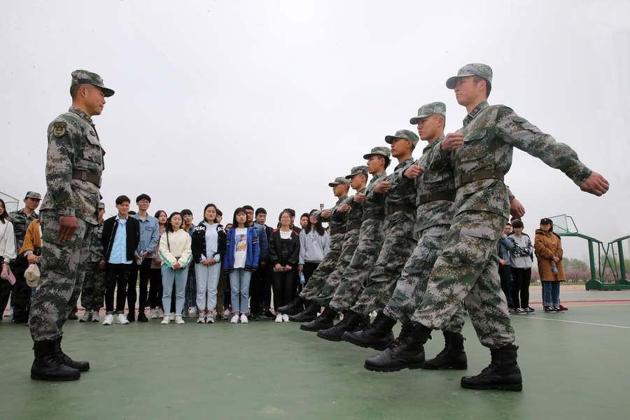 拥军社团部分师生前往驻淮73106部队参加军事日活动