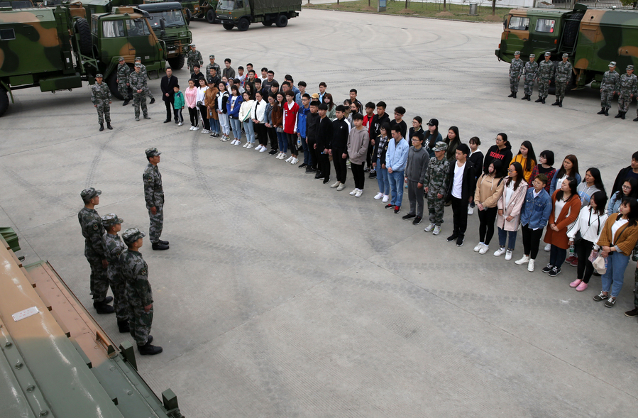 拥军社团部分师生前往驻淮73106部队参加军事日活动