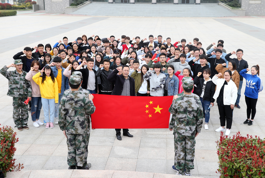 拥军社团部分师生前往驻淮73106部队参加军事日活动