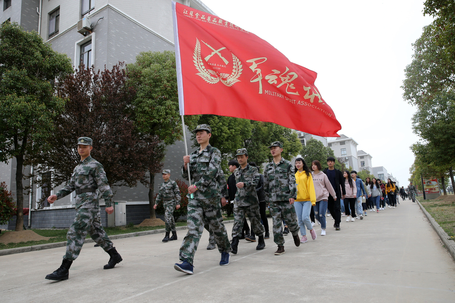 拥军社团部分师生前往驻淮73106部队参加军事日活动